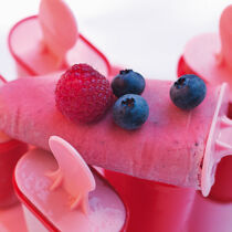 Joghurteis mit bunten Beeren Joghurteis mit bunten Beeren