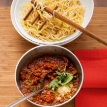 Sauce bolognese mit Oregano zu Butternudeln