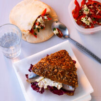 Pita mit Paprika-Feta-Salat