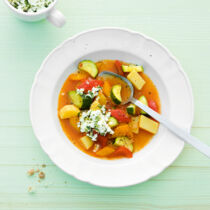 Sommereintopf mit Schafskäse-Gremolata Sommereintopf mit Schafskäse-Gremolata