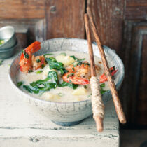 Spinat-Kokos-Suppe mit Garnelen