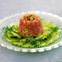 Lachstatar auf Gurke Lachstatar auf Gurke