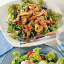 Gemischter Salat mit gebratenem Huhn Gemischter Salat mit gebratenem Huhn
