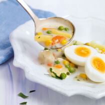 Bunte Gemüsesuppe mit Ei Bunte Gemüsesuppe mit Ei