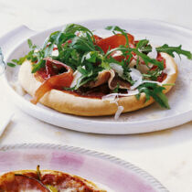 Pizza mit Rucola und Serrano