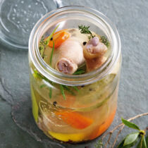 Huhn mit Gemüse und Brühe im Glas