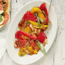 Paprika-Carpaccio mit frittiertem Knoblauch