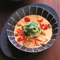 Spinatklöße in Ricotta-Tomatensauce