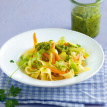 Spitzkohl-Nudeln mit Pistazien-Pesto Spitzkohl-Nudeln mit Pistazien-Pesto