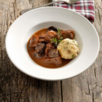 Wildschweinpfeffer mit Backpflaumen Wildschweinpfeffer mit Backpflaumen