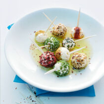 Bunte Ziegenfrischkäse-Pralinen