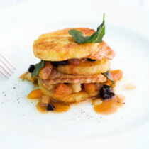 Gebratene Klossscheiben mit Schnitzel und Kompott