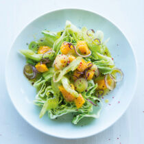 Romanasalat mit Mango und Staudensellerie