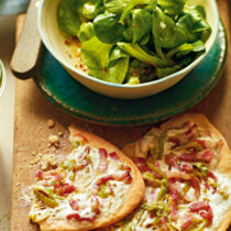 Feldsalat mit Mini-Flammkuchen Feldsalat mit Mini-Flammkuchen