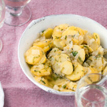 Kartoffelsalat mit Zwiebeln Kartoffelsalat mit Zwiebeln