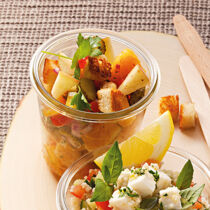 Bunter Apfelsalat mit Toastbrotwürfeln