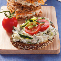 Zucchini-Aufstrich mit Mandeln und Petersilie Zucchini-Aufstrich mit Mandeln und Petersilie