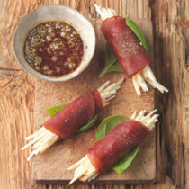 Hirschschinkenröllchen mit Sellerie-Apfel-Salat und Kürbiskernpesto Hirschschinkenröllchen mit Sellerie-Apfel-Salat und Kürbiskernpesto