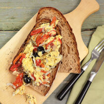 Paprika-Zwiebel-Rührei mit Oliven Paprika-Zwiebel-Rührei mit Oliven