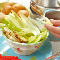 Gemüse der Saison mit warmer Sardellen-Knoblauch-Sauce