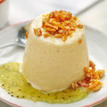 Vanillecreme mit Mandeln und Kiwisauce