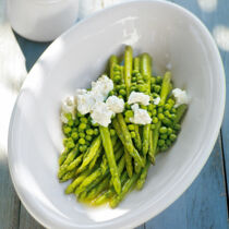 Wilder grüner Spargel mit Erbsen Wilder grüner Spargel mit Erbsen