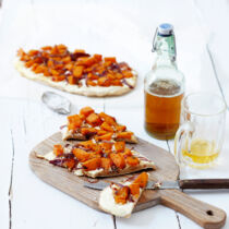 Flammkuchen mit Kürbis und Ziegenkäse Flammkuchen mit Kürbis und Ziegenkäse