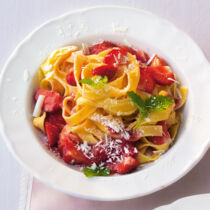 Vanillenudeln mit Erdbeeren Vanillenudeln mit Erdbeeren