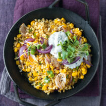 Weizenpfanne mit Mais und Zwiebeln