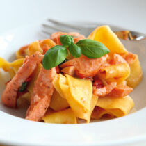 Pappardelle mit Lachs und Salsa picante Pappardelle mit Lachs und Salsa picante