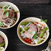 Pochiertes Rinderfilet mit Reisbandnudeln und grünem Spargel