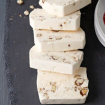 Haselnuss-Semifreddo mit Limoncello Haselnuss-Semifreddo mit Limoncello