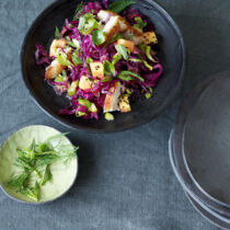 Rosenkohl-Ingwer-Salat mit knusprigen Hähnchenstreifen