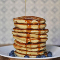 Pancakes mit Bananen und Heidelbeeren