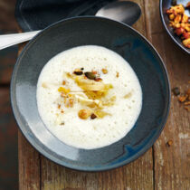 Chicoréesuppe mit Nusskernen