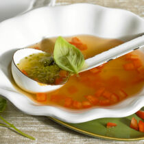 Klare Fischsuppe mit Pistou Klare Fischsuppe mit Pistou