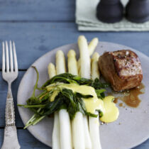 Kalbsfilet mit Spargel und Waldmeistersauce