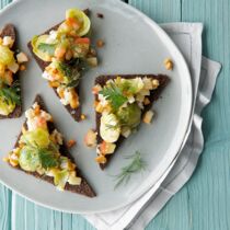 Pumpernickel-Cracker mit Apfel-Birnen-Rosenkohl