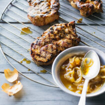 Schweinenacken mit Dunkelbier-Zwiebeln Schweinenacken mit Dunkelbier-Zwiebeln