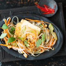 Würziger Tofu mit Glasnudelsalat