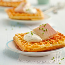 Buchweizenwaffeln mit geräucherter Forelle Buchweizenwaffeln mit geräucherter Forelle