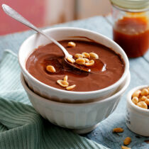 Schokopudding mit Karamellsauce und Erdnüssen
