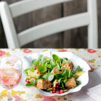 Feldsalat mit Granatapfel und Sesam-Fetawürfeln