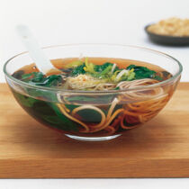 Nudelsuppe mit Spinat und Sesam Nudelsuppe mit Spinat und Sesam