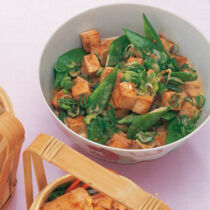 Tofu mit Zuckerschoten und Currysauce