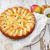 Apfel-Grießkuchen mit Pistazien