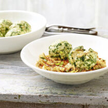 Mangold-Brezen-Knödel mit Pilzragout