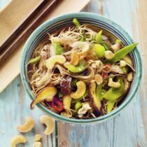 Glasnudeln mit grünem Gemüse und Cashews Glasnudeln mit grünem Gemüse und Cashews