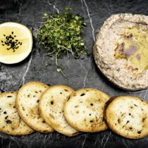 HÄHNCHENSALAT MIT WALNÜSSEN HÄHNCHENSALAT MIT WALNÜSSEN