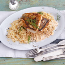 Gebratene Fischfilets mit Sauerkraut